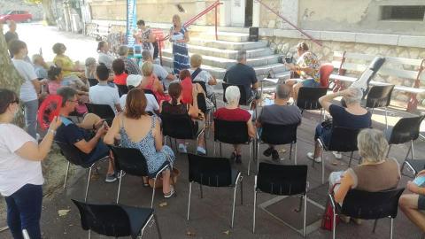 Soirée poésie sur le parvis de la bibliothèque